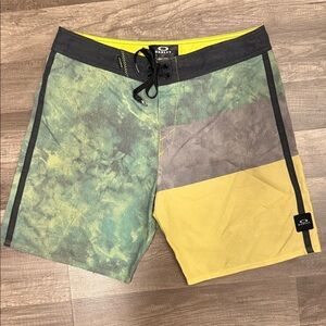 Oakley Men's SZ 34 Tie-Dye Green and Mustard Board Shorts